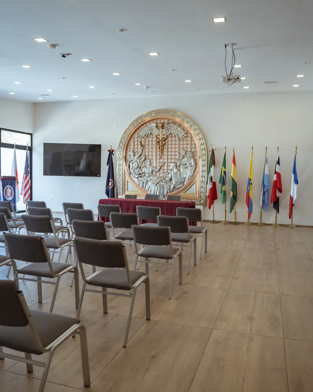 Aula magna de ICES preparada para un acto institucional