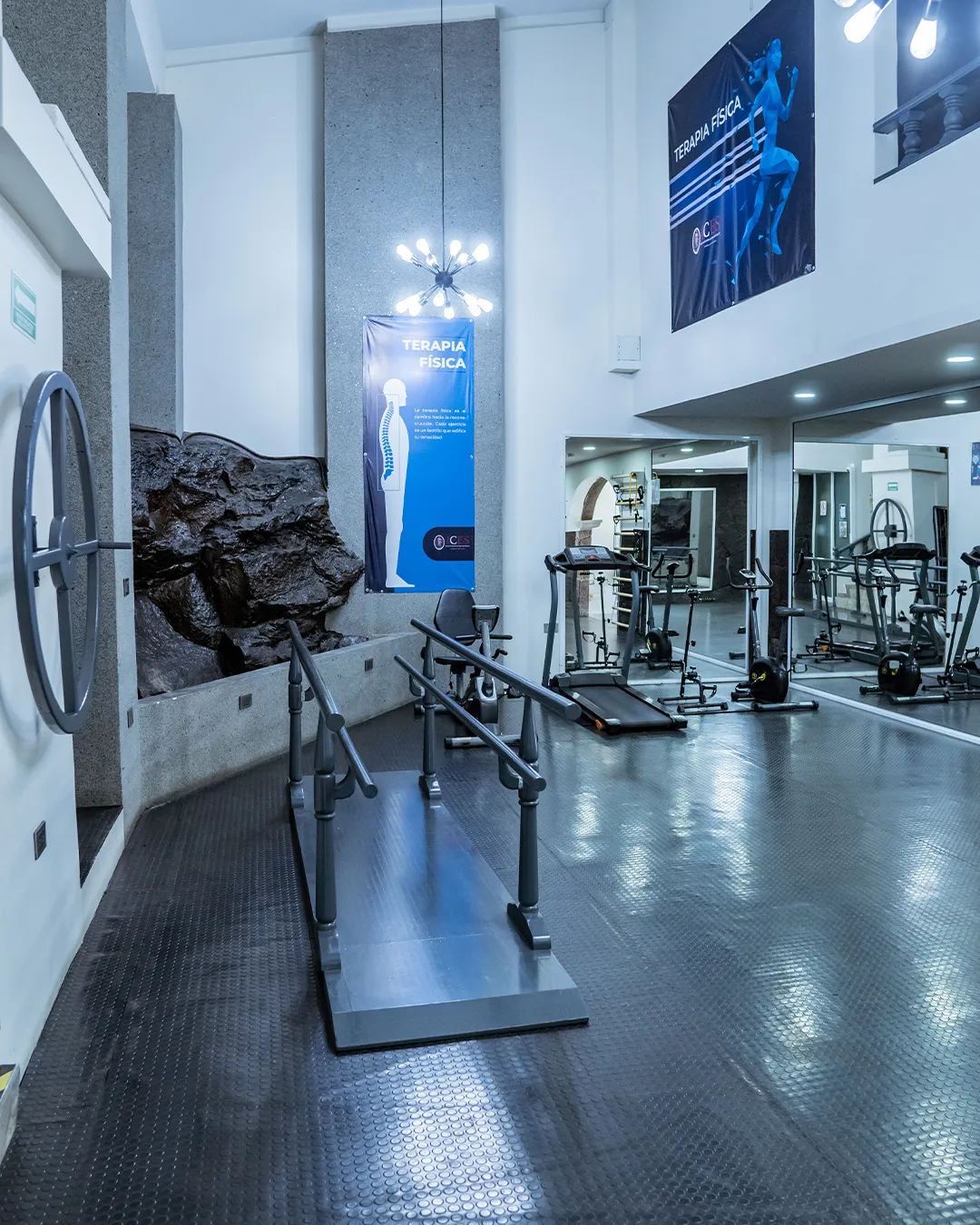 Gimnasio de rehabilitación de ICES con barras paralelas y equipo especializado