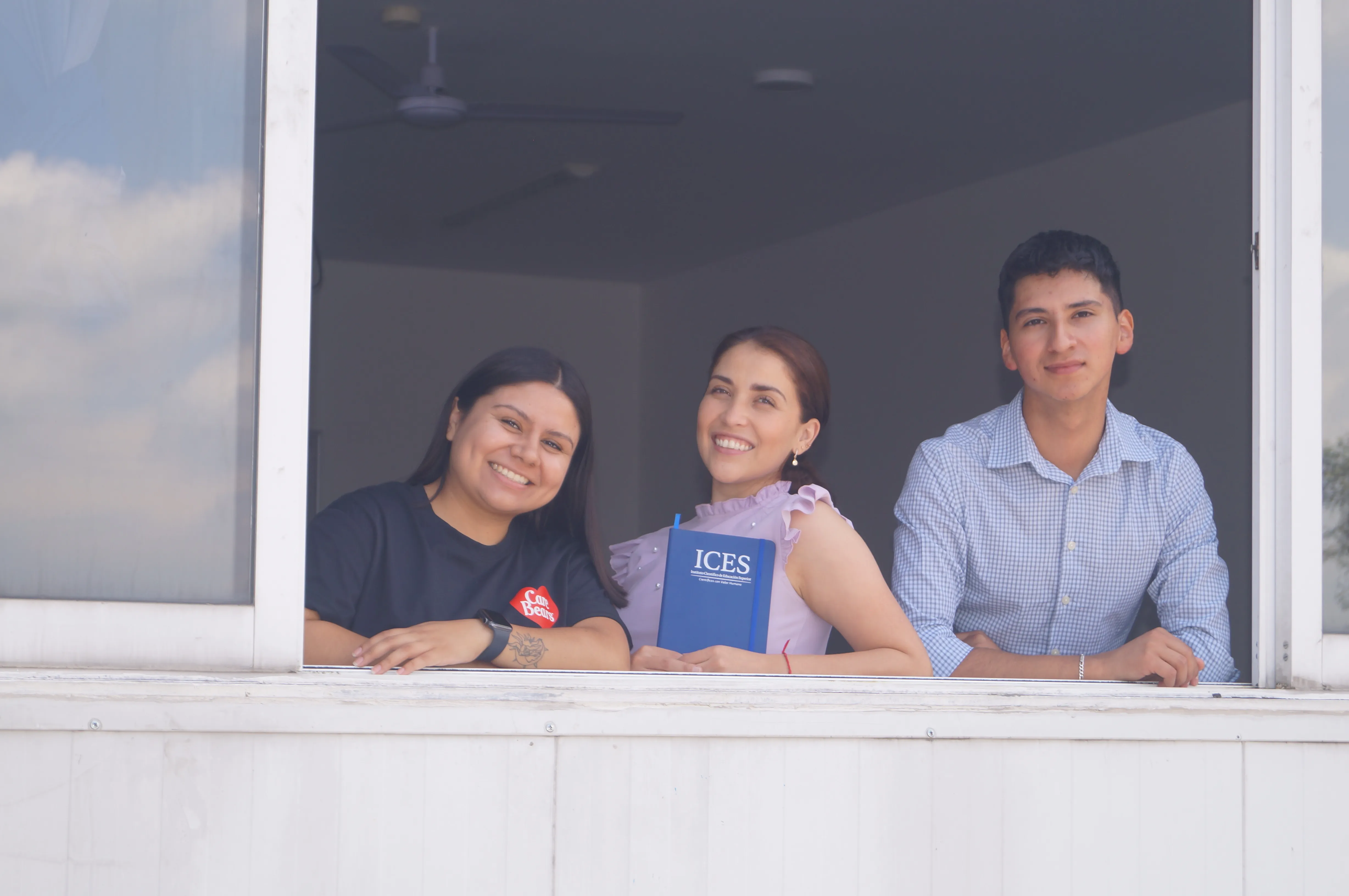 Grupo de estudiantes de ICES durante una práctica en una institución de la región