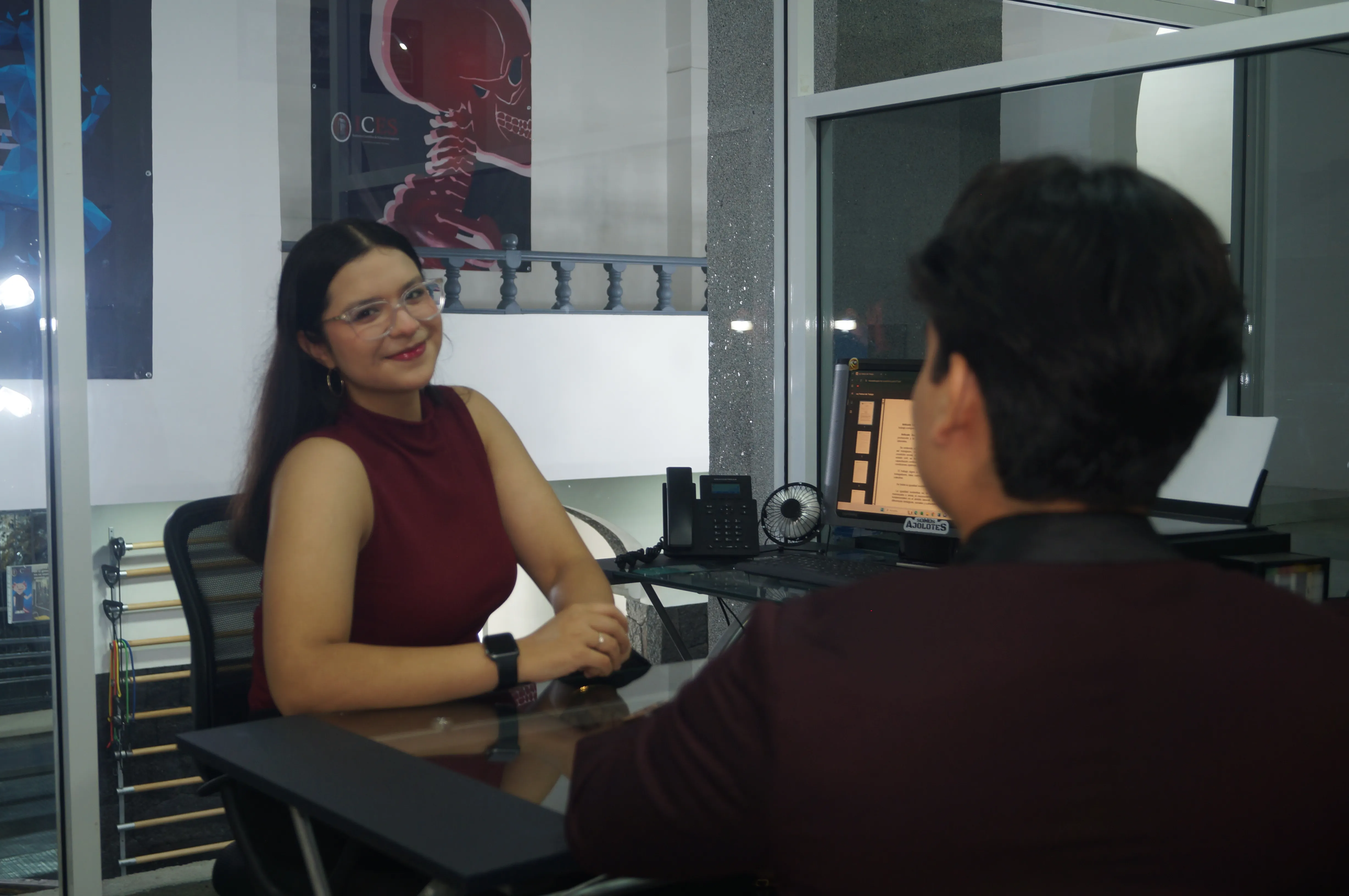 Estudiantes de ICES trabajando en equipo en las mesas del campus