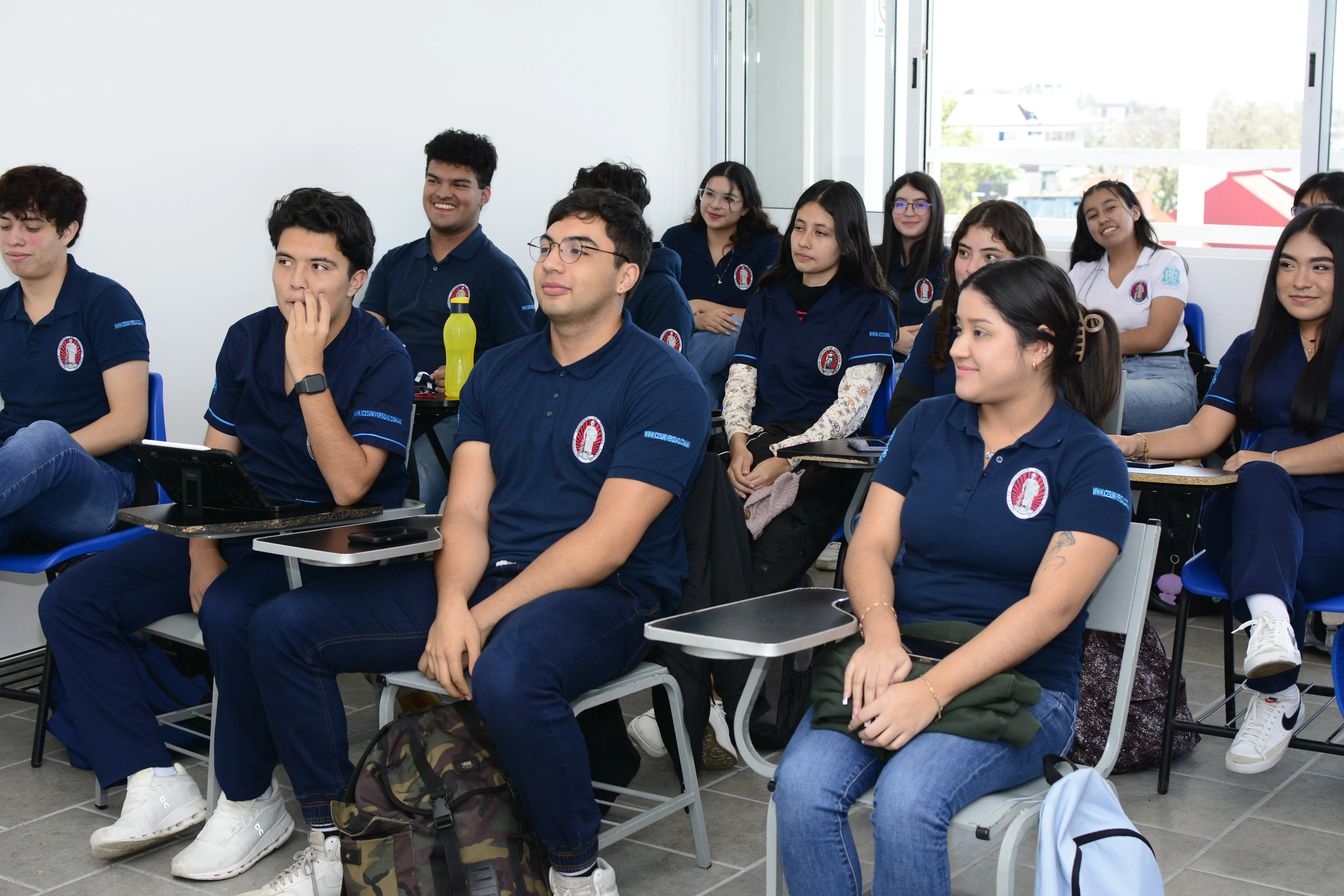 Grupo de estudiantes de ICES atendiendo una clase en el aula