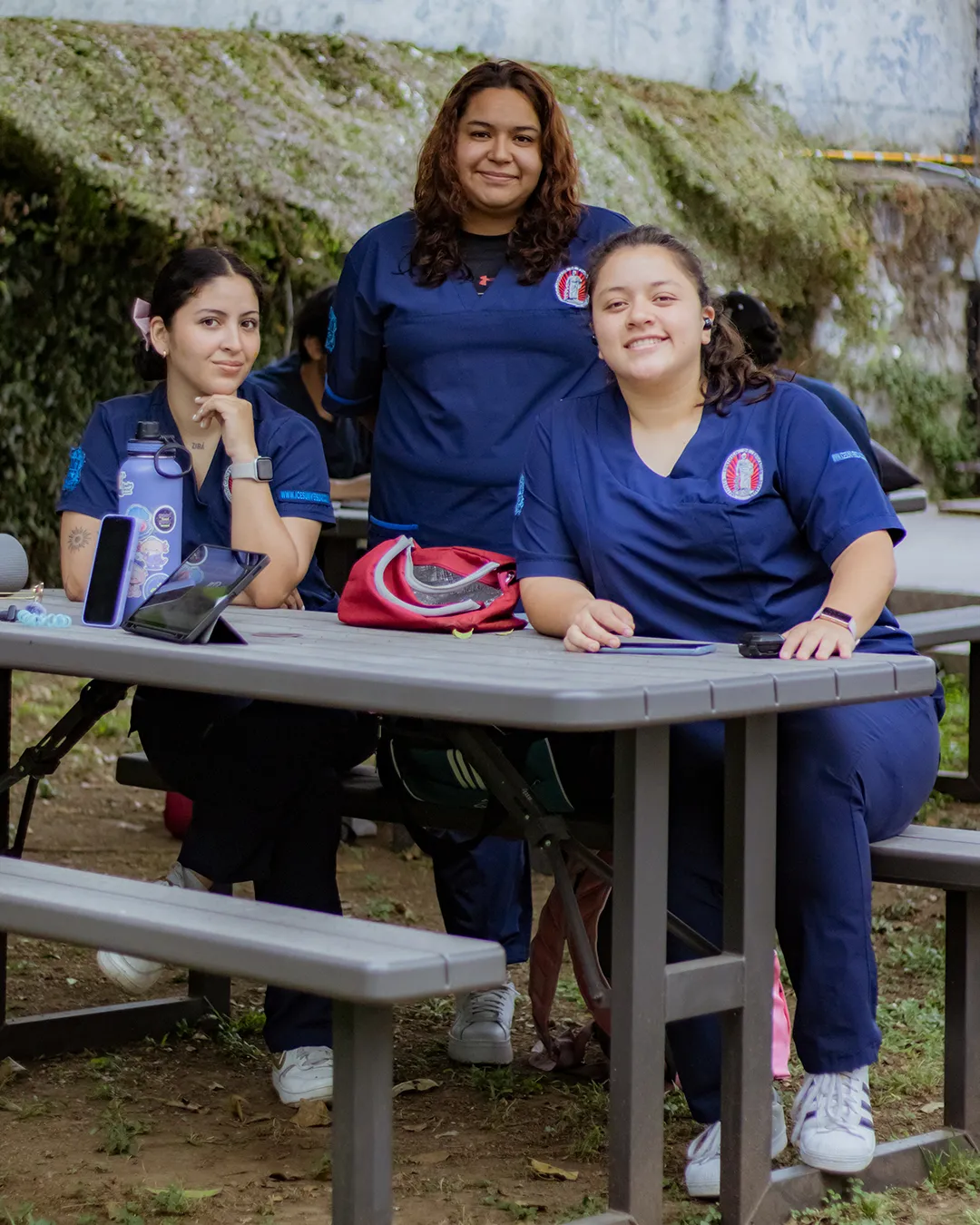 Estudiantes de ICES conversando en las mesas de las áreas comunes