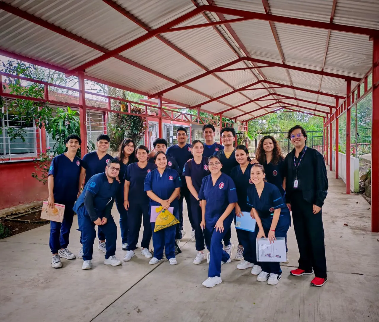 Grupo de estudiantes de ICES durante una jornada de servicio en la comunidad