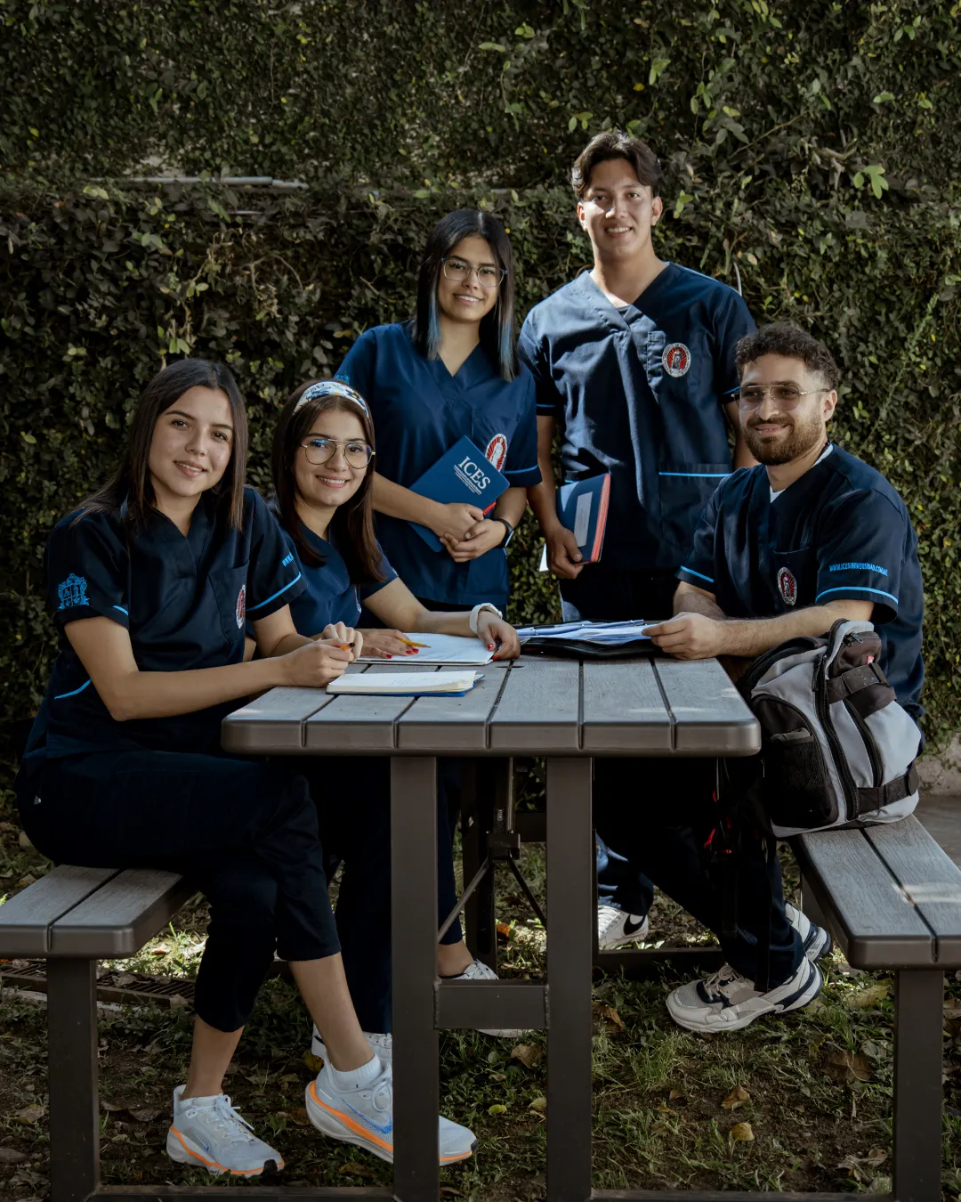 Estudiantes de ICES estudiando en las mesas de las áreas comunes del campus