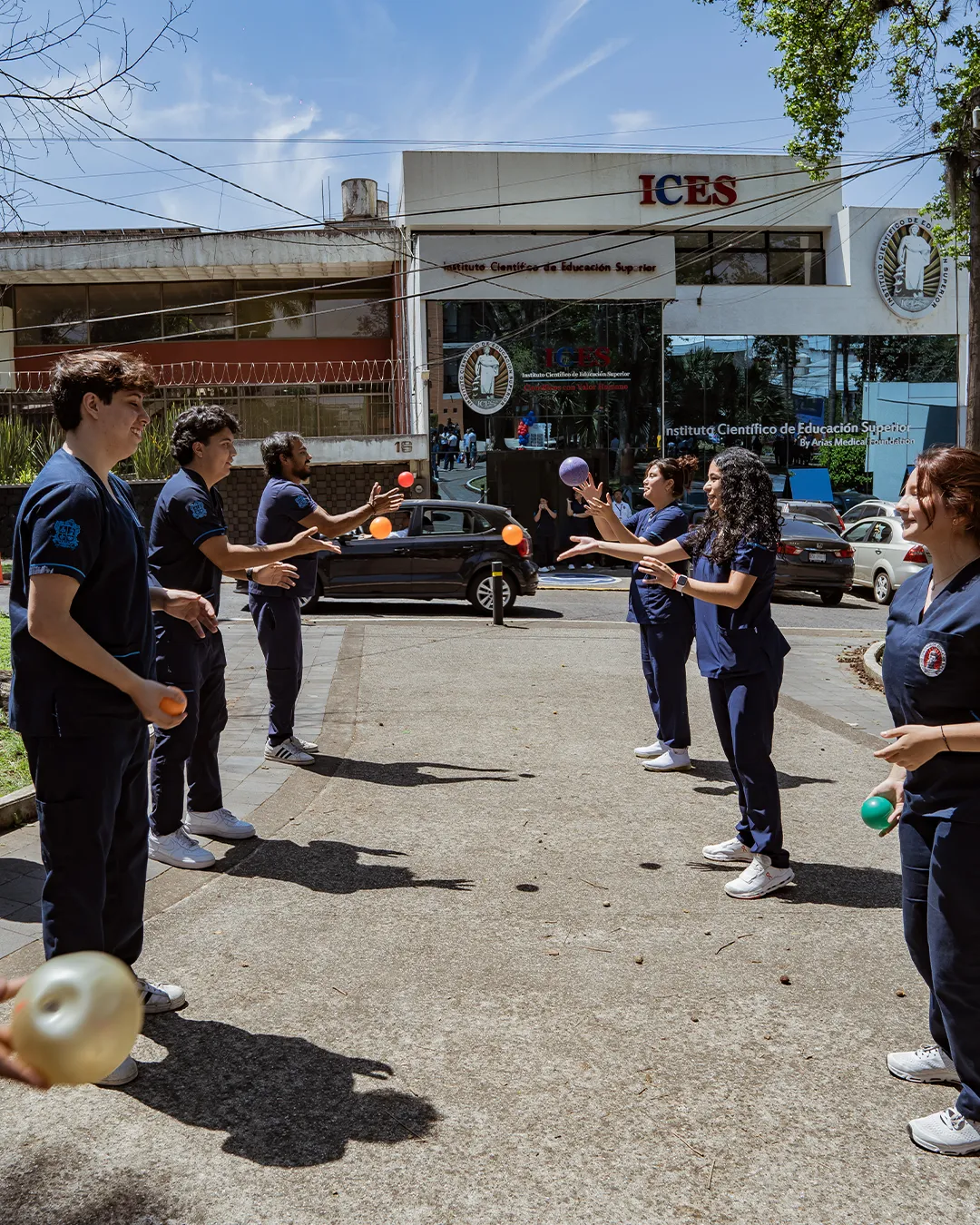 Estudiantes de ICES durante una actividad al aire libre frente al instituto