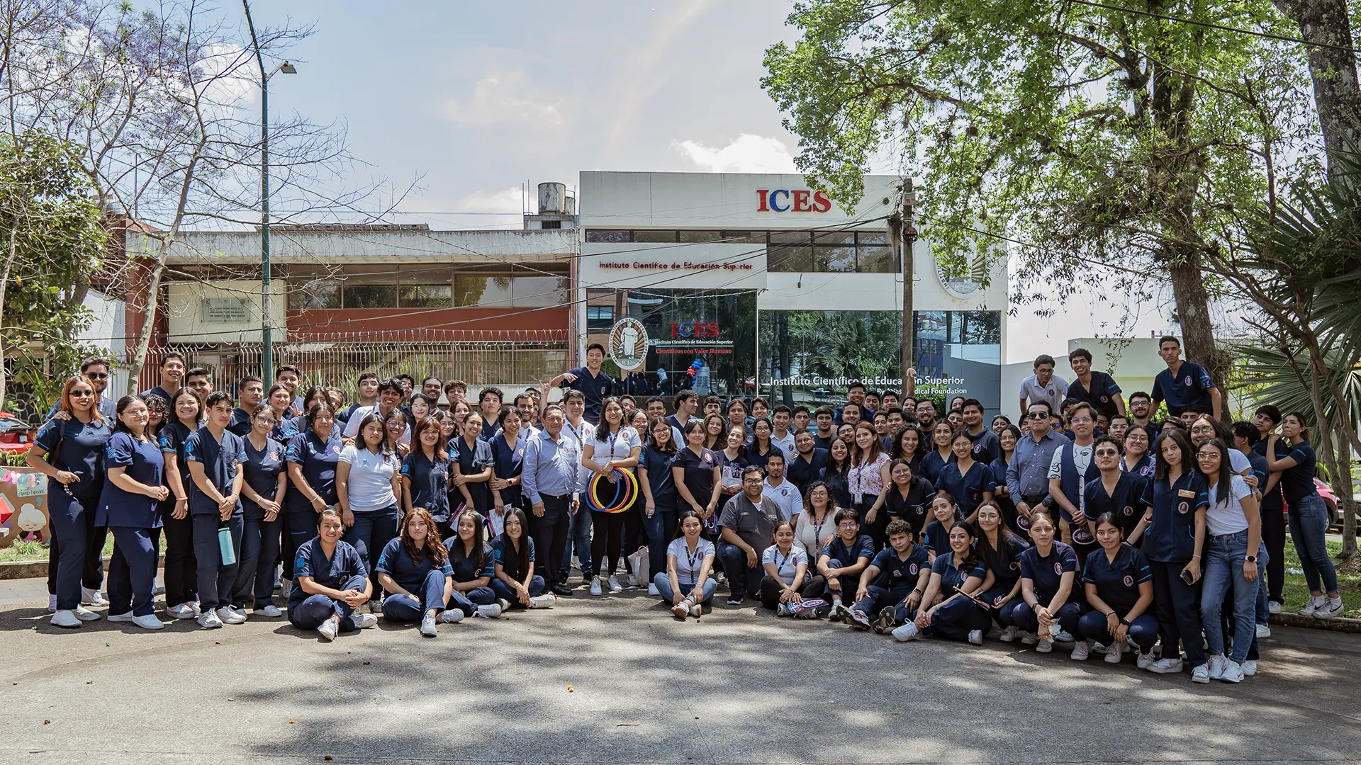 Comunidad estudiantil de ICES reunida frente al edificio principal