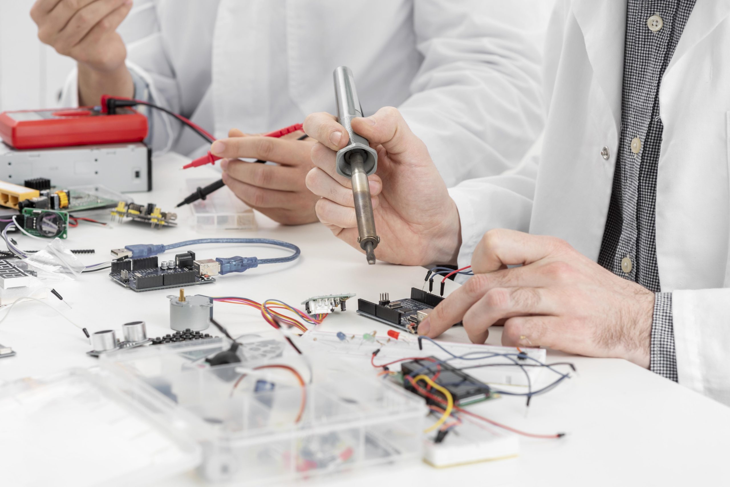 los-hombres-en-el-laboratorio-haciendo-experimentos-de-cerca
