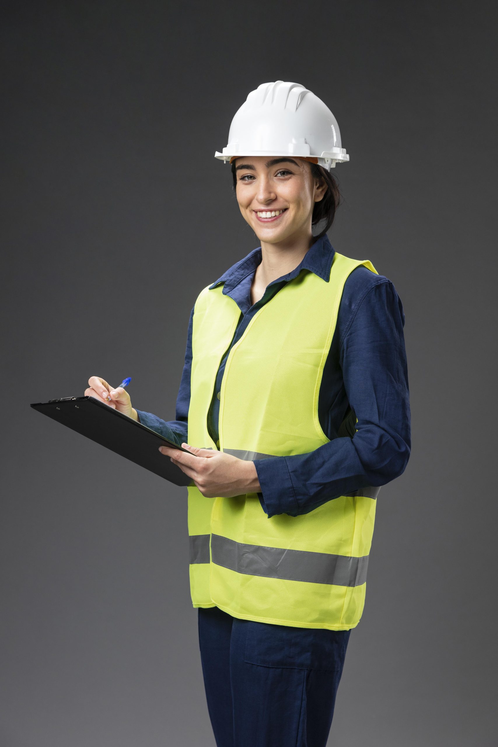retrato-mujer-ingeniera-con-portapapeles